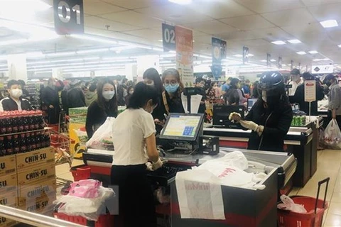 Người dân thanh toán mua hàng tại siêu thị Vinmart. (Ảnh: Trần Việt/TTXVN)