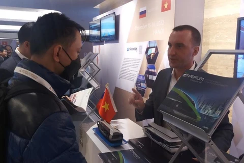 Doanh nghiệp Nga giới thiệu gian hàng tại Việt Nam. (Ảnh: CVT/Vietnam+)