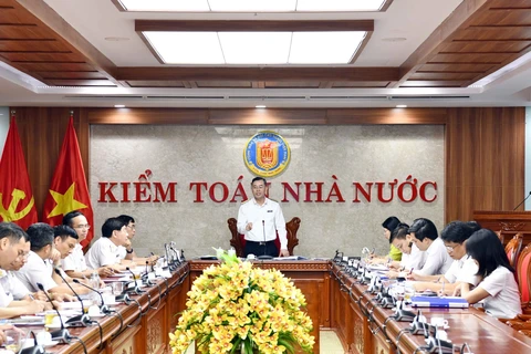 Tổng Kiểm toán Nhà nước Ngô Văn Tuấn chủ trì hội nghị cho ý kiến về định hướng Kế hoạch kiểm toán năm 2024 của Kiểm toán Nhà nước và công tác rà soát kết luận, kiến nghị kiểm toán hết niên độ Ngân sách nhà nước 2021. (Ảnh: CTV/Vietnam+)