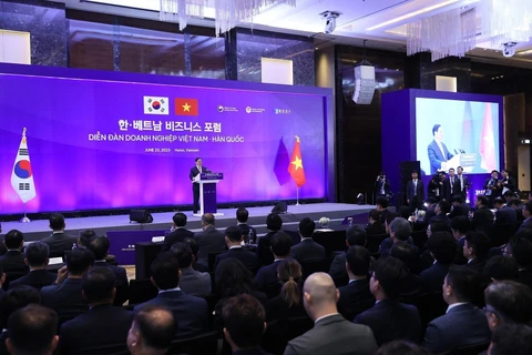 Thủ tướng Phạm Minh Chính và Tổng thống Hàn Quốc Yoon Suk Yeol tham dự Diễn đàn Doanh nghiệp Việt Nam-Hàn Quốc. (Ảnh: Dương Giang/TTXVN) 