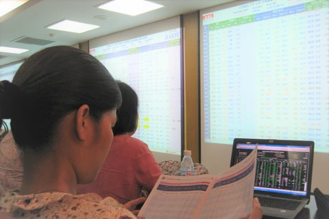 Ủy ban Chứng khoán Nhà nước khuyến cáo nhà đầu tư thận trọng, kiểm tra, đối chiếu các thông tin trước khi giao dịch.(Ảnh: PV/Vietnam+)