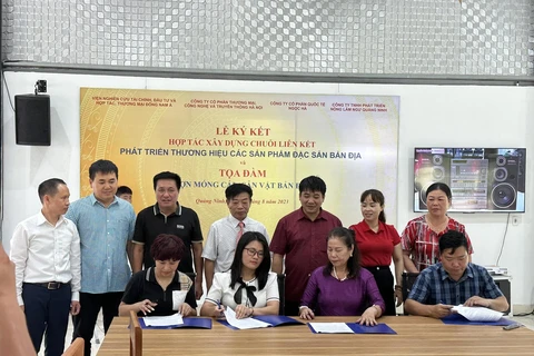 Tham gia Lễ ký kết gồm có đại diện đến từ SEAFIT, Công ty cổ phần Quốc tế Ngọc Hà, Công ty cổ phần Thương mại, Công nghệ và Truyền thông Hà Nội, Công ty trách nhiệm hữu hạn Phát triển Nông Lâm Ngư Quảng Ninh. (Ảnh: PV/Vietnam+)