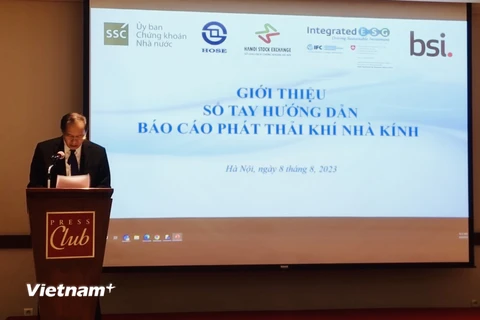 Lễ ra mắt Sổ tay Hướng dẫn Báo cáo Phát thải Khí nhà kính do Ủy Ban Chứng khoán Nhà nước phối hợp với Tổ chức Tài Chính Quốc tế tổ chức, ngày 8/8. (Ảnh: PV/Vietnam+)
