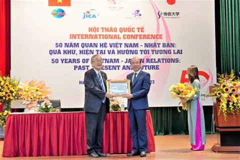 Chủ tịch Viện Hàn lâm Khoa học xã hội Việt Nam Phan Chí Hiếu trao “Kỷ niệm chương vì sự nghiệp Khoa học Xã hội Việt Nam” cho Giáo sư Furuta Motoo, Hiệu trưởng Đại học Việt Nhật. (Ảnh: JICA/Vietnam+)