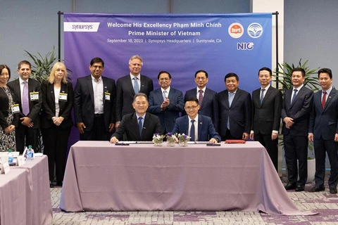 Tiến sỹ Robert Li, Phó Chủ tịch Synopsys phụ trách kinh doanh tại Đài Loan và Nam Á và ông Võ Xuân Hoài, Phó Giám đốc NIC ký Biên bản ghi nhớ, ngày 18/9. (Ảnh: NIC/Vietnam+)