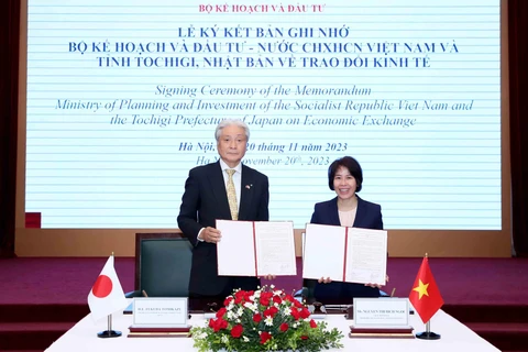 Ký kết Biên bản ghi nhớ giữa Bộ Kế hoạch và Đầu tư với tỉnh Tochigi, Nhật Bản về trao đổi kinh tế. (Ảnh: MPI/Vietnam+)