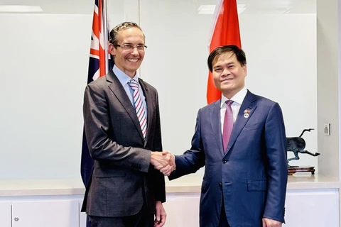 Thứ trưởng Bùi Văn Khắng hội đàm với Bộ trưởng Bộ Ngân khố Australia. (Ảnh" CTV/Vietnam+)