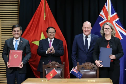 Biên bản ghi nhớ hợp tác tài chính là một trong ba văn kiện hợp tác quan trọng giữa Việt Nam và New Zealand được ký kết trước sự chứng kiến của Thủ tướng Chính phủ hai nước. (Ảnh: CTV/Vietnam+)