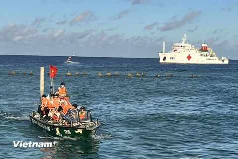 Sau 47 giờ lênh đênh trên biển, tàu 561 đưa Đoàn công tác số 11 đến với đảo Sinh Tồn Đông. (Ảnh: Hạnh Nguyễn/Vietnam+)