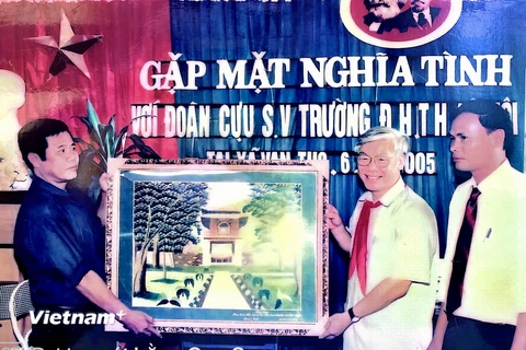 Tổng Bí thư Nguyễn Phú Trọng cùng đoàn cựu sinh viên về thăm lại xã Vạn Thọ, năm 2005. (Ảnh chụp từ tư liệu địa phương/Hạnh Nguyễn)