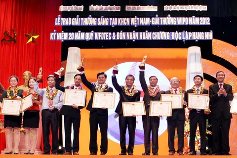 Trao giải thưởng cho các tập thể và cá nhân đoạt giải tại Hội thi năm 2012. (Ảnh: Vũ Sinh/TTXVN) 