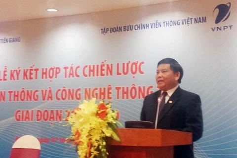 Chủ tịch Hội đồng quản trị VNPT Phạm Long Trận chỉ đạo các đơn vị thành viên tích cực hỗ trợ Tiền Giang để việc hợp tác đạt được hiệu quả cao. (Ảnh: PV/Vietnam+)