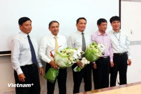 Ông Mai Văn Bình (thứ hai từ trái sang), và ông Lê Ngọc Minh (thứ ba từ trái sang) tại Lễ công bố Quyết định bổ nhiệm tân Chủ tịch Hội đồng thành viên MobiFone. (Ảnh: Trung Hiền/ Vietnam+)