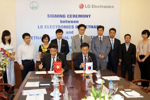 LG trao học bổng, việc làm cho các sinh viên công nghệ xuất sắc 