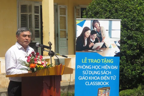 Tặng phòng học sử dụng sách giáo khoa điện tử tại Nghệ An