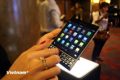 BlackBerry Passport lên kệ tại Việt Nam với giá 15,5 triệu đồng 