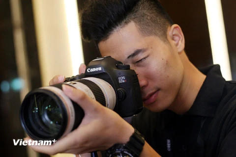 Canon “khoe” hai siêu phẩm máy ảnh mới nhất tại Hà Nội