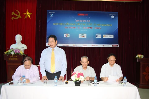 Ông Trương Gia Bình (đứng), Chủ tịch VINASA giới thiệu về Vietnam ICT Summit. (Nguồn: BTC)