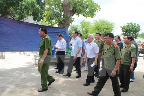 Đại tướng Trần Đại Quang, Bộ trưởng Bộ Công an dẫn đầu đoàn công tác Bộ Công an đến thăm viếng, động viên và chia buồn với gia đình các nạn nhân trong vụ trọng án. (Ảnh: TTXVN)