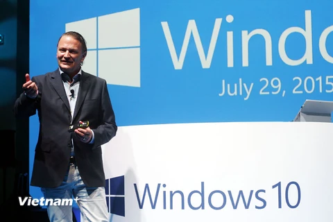 Ông Guenter Weimer, Giám đốc cao cấp khối Hệ điều hành Windows, Microsoft châu Á - Thái Bình Dương giới thiệu về Windows 10. (Ảnh: T.H/Vietnam+)