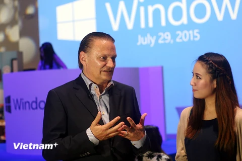 Ông Guenter Weimer, Giám đốc cao cấp khối Hệ điều hành Windows, Microsoft châu Á - Thái Bình Dương trao đổi với báo giới. (Ảnh: T.H/Vietnam+)