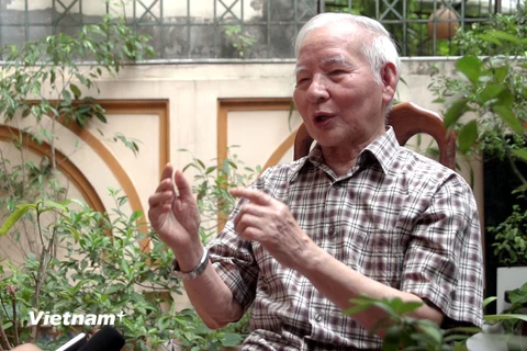 Dù đã 85 tuổi nhưng giáo sư, viện sỹ Đặng Hữu vẫn miệt mài đóng góp ý kiến cho sự phát triển của đất nước. (Ảnh: Tùng Lâm/Vietnam+)