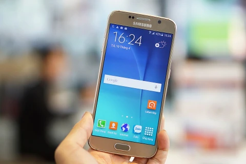 Siêu phẩm Galaxy S6 của Samsung có mức giá giảm 2 triệu đồng tại FPT Shop. (Nguồn: CTV/Vietnam+)