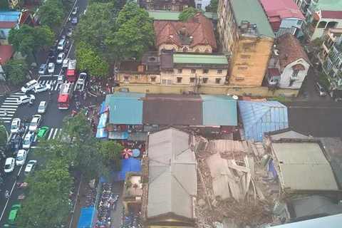 Ngôi nhà cổ bị đổ sập, nhìn từ trên cao. (Ảnh: CTV/Vietnam+)