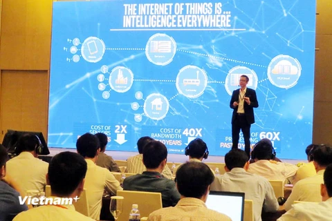 Theo Intel, kiến trúc IoT được đại diện cơ bản bởi 4 phần gồm vạn vật (things), trạm kết nối (gateways), hạ tầng mạng và điện toán đám mây (network and cloud) và các lớp tạo, cung cấp dịch vụ (services-creation and solution layers). (Ảnh: T.H/Vietnam+