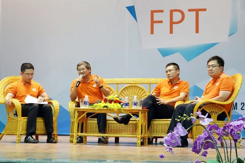Tổng Giám đốc FPT Bùi Quang Ngọc (thứ hai từ trái sang) nhận định điểm mạnh của các sinh viên kĩ thuật là cách suy nghĩ thực tế và tư duy logic (Nguồn: FPT)