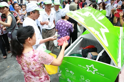 Người dân Hà Nội tham gia gom rác thải điện tử đến điểm tập kết tại Cầu Giấy. (Nguồn: BTC)