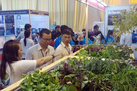 Giới thiệu sản phẩm, quy trình làm ra rau sạch với người tham gia Techmart (Ảnh: T.H/Vietnam+) 