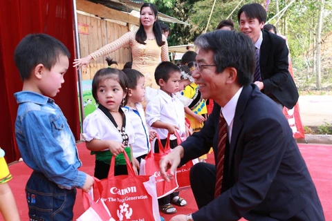 Tổng giám đốc Canon Việt Nam tặng quà cho học sinh Đông Mệt. (Nguồn: Canon)