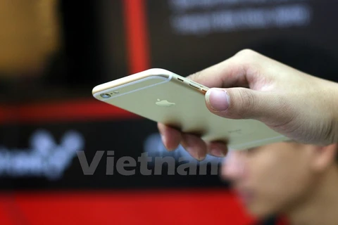 Trong ngày mở bán đầu tiên, đã có hàng ngàn iPhone 6S, 6S Plus đến tay khách hàng. (Ảnh: T.H/Vietnam+)