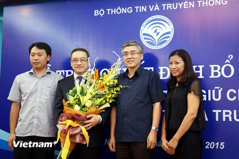 Ông Phan Tâm (cầm hoa) chính thức trở thành tân Thứ trưởng Bộ Thông tin và Truyền thông. (Ảnh: CTV/Vietnam+)