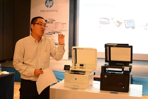 Đại diện HP giới thiệu các mẫu máy in mới có tính bảo mật cao dành cho doanh nghiệp. (Ảnh: FPT)
