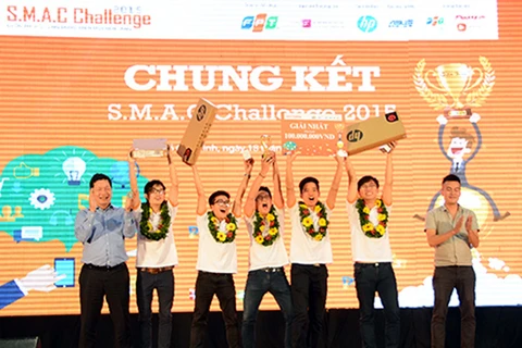 Đội sinh viên của PTIT giành giải Nhất cuộc thi S.M.A.C Challenge 2015. (Nguồn: FPT)