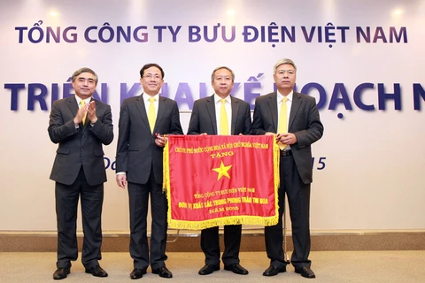 Tổng công ty Bưu điện Việt Nam nhận cờ thi đua năm 2015 của Chính phủ. (Nguồn: VietnamPost)