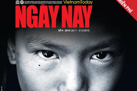 Phát miễn phí Ngày Nay tại bến xe Lương Yên. (Nguồn: CTV/Vietnam+)