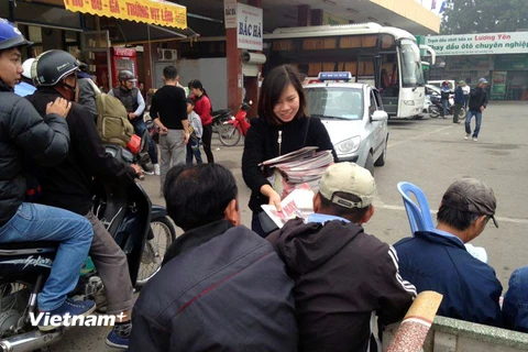 Tạp chí Ngày Nay được phát miễn phí tại bến xe Lương Yên, Hà Nội. (Ảnh: CTV/Vietnam+)