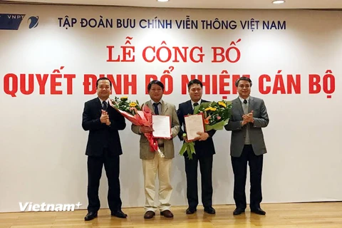 Ông Tô Dũng Thái (thứ hai từ phải sang trái) là gương mặt trẻ khá triển vọng của VNPT. (Ảnh: CTV/Vietnam+)