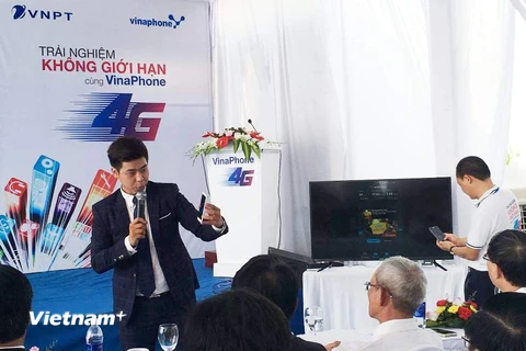 Kiểm tra thử tốc độ dịch vụ 4G của VinaPhone. (Ảnh: Q.N/Vietnam+)