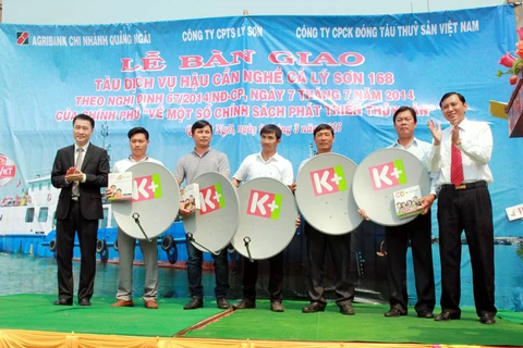 Đại diện Quỹ “Khí phách Đại Việt” trao tặng 20 đầu thu truyền hình số vệ tinh K+ cho các ngư dân ngư trường Hoàng Sa, Trường Sa.