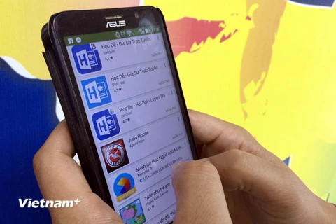 Ứng dụng Học dễ hiệntương thích với hệ điều hành iOS và Android. (Ảnh: P.V/Vietnam+)