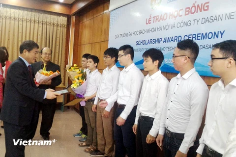 Trao học bổng, tạo cơ hội việc làm cho sinh viên công nghệ Việt