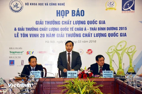 Ông Trần Văn Vinh (giữa) cho biết, trải qua 20 năm, Giải thưởng Chất lượng đã trao cho 1.690 doanh nghiệp có thành tích nổi bật. (Ảnh: Thu Nga/Vietnam+)