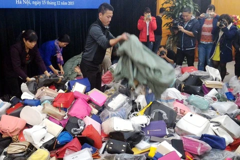 Tiêu hủy 1.234 sản phẩm thời trang các loại (túi xách, ví da, giày…) giả mạo nhãn hiệu Charles&Keith, Pedro đang được bảo hộ tại Việt Nam. (Ảnh: T.H/Vietnam+)