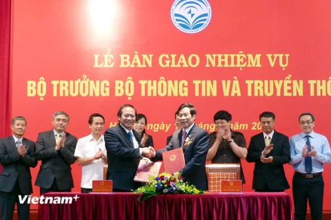 Bàn giao nhiệm vụ Bộ trưởng Bộ Thông tin và Truyền thông cho ông Trương Minh Tuấn. (Ảnh: T.H/Vietnam+)