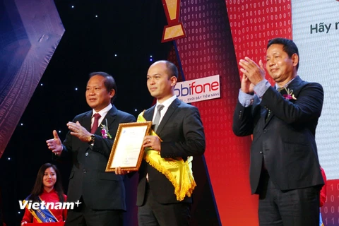 Bộ trưởng Trương Minh Tuấn và Chủ tịch Trương Gia Bình trao chứng nhận cho đại diện Viettel Telecom. (Ảnh: T.H/Vietnam+)