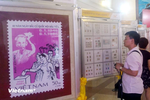 Nhiều mẫu tem quý được ngành bưu điện trưng bày nhân sự kiện trọng đại của đất nước. (Ảnh: T.H/Vietnam+)